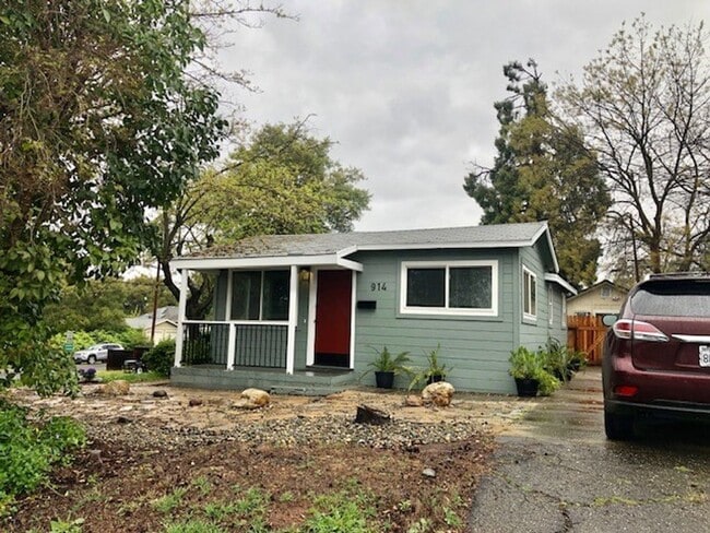 Building Photo - Charming 2 bedroom, 1 bath home near Sutte...