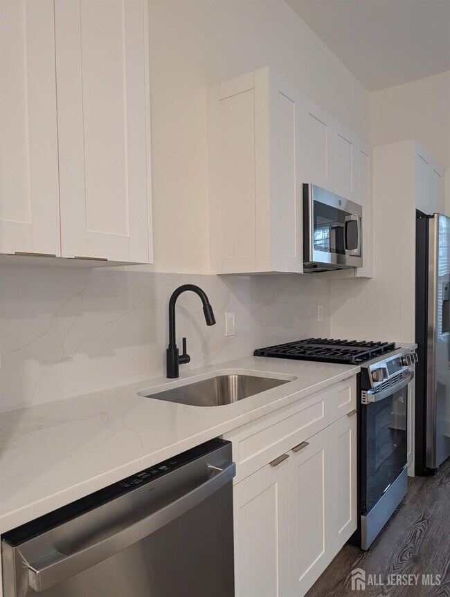 Photo - 581 Middlesex Ave