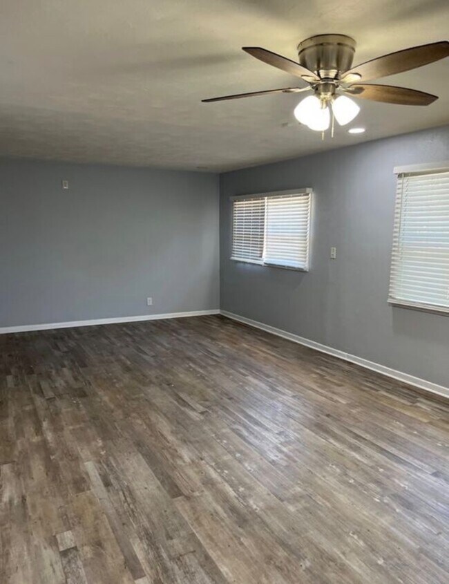 Photo - 1520 E 2nd St