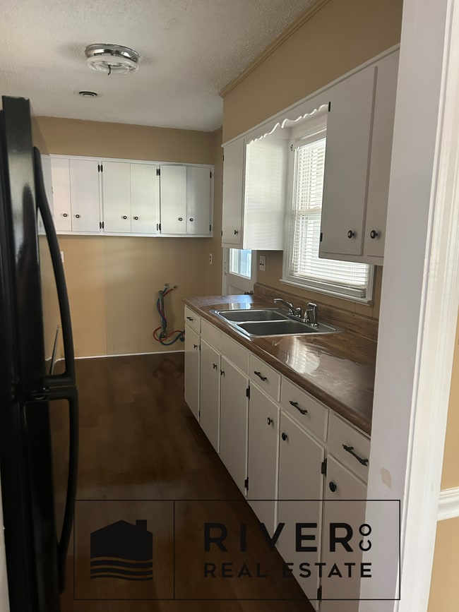Photo - 520 W Collier Ave