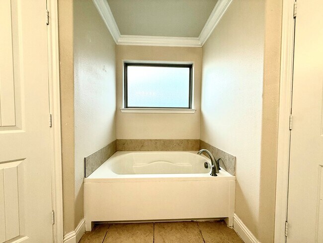 Photo - 806 E 98th St