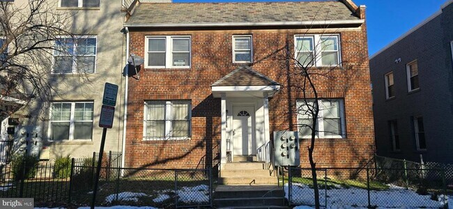 Building Photo - 1516 F St NE Rental