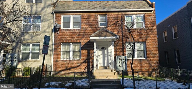 Building Photo - 1516 F St NE Rental