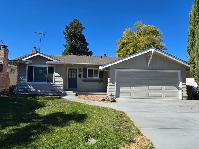Building Photo - Renovated Home with New Kitchen, Stainless...