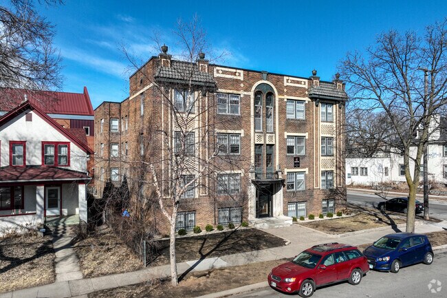 2600 Pleasant Ave S