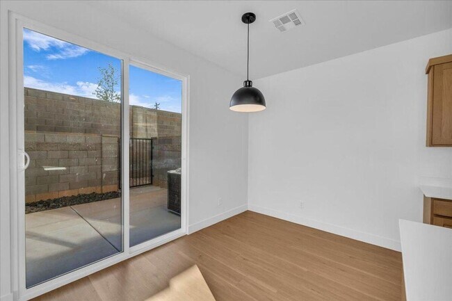 Photo - 4 bedroom, 2.5 bathrooms Home!