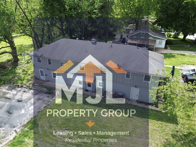 Photo - Spacious 3 Bedroom / 1 Bath Apartment in Sugar Creek *Ready Now*