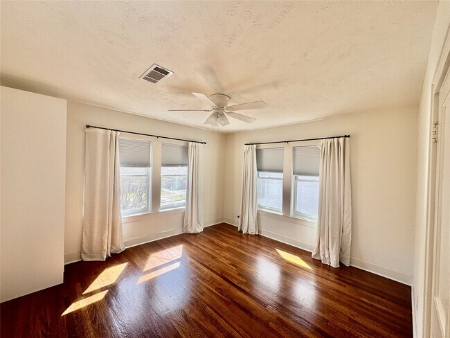 Photo - 2406 Elmen St