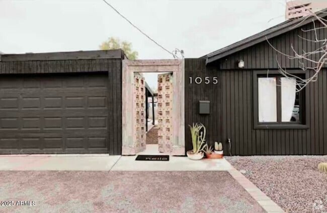 Building Photo - 1055 E Whitton Ave Rental