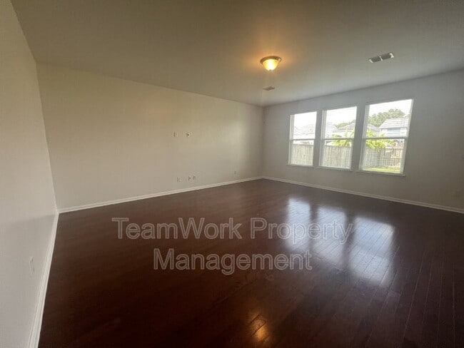 Photo - 162 Basket Grass Ln