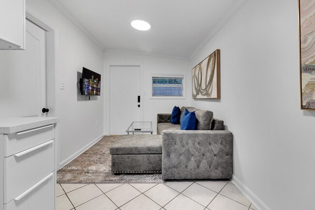 Building Photo - 3130 SW 27th St Unit ID1324003P