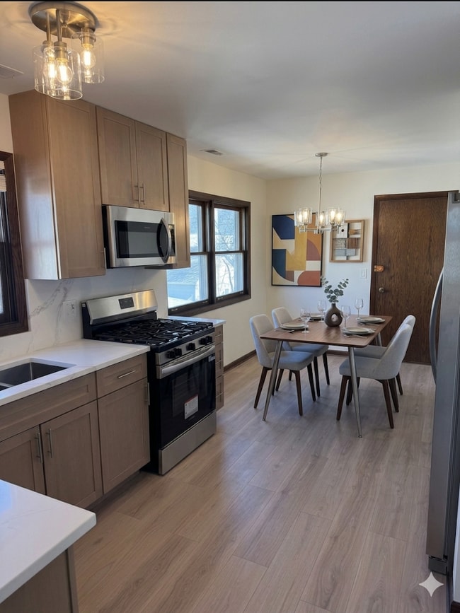 Building Photo - 6849 N Overhill Ave Unit Apt1