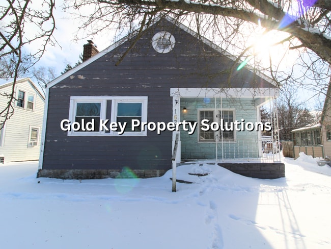 Building Photo - Roomy 3 BR 1 BA House with 2 Covered Porches and Garage (SECTION 8 APPROVED)