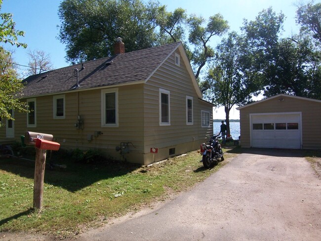 3 Bedroom Lake Front Home - 3 Bedroom Lake Front Home