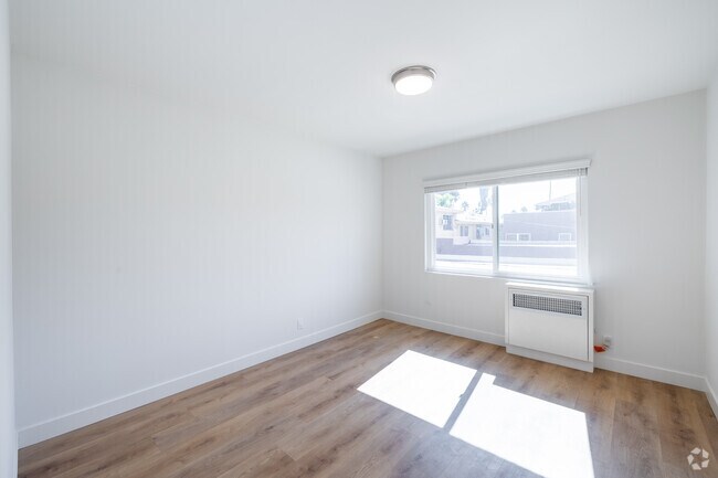 2BR, 2BA - 970SF - Bedroom
