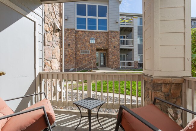 2BR, 1BA - 985 SF