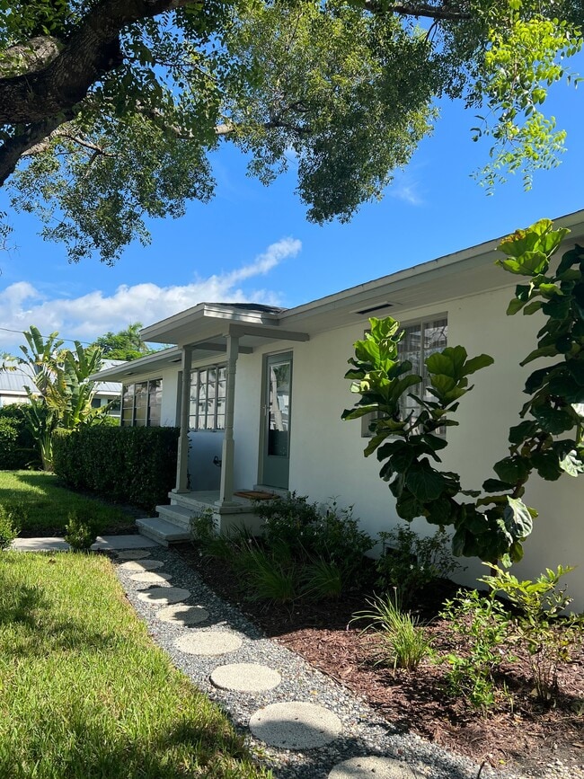 Photo - 1629 Poinsettia Ave