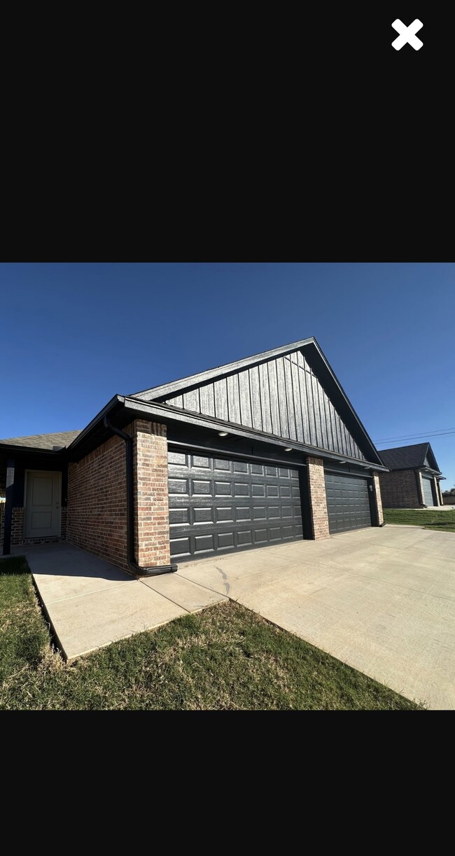 Building Photo - 11518 University Dr