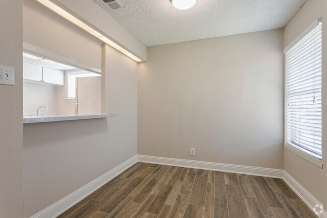 2HAB, 1,5BA - 900SF B1-1 - Área de comedor - Tower Village C.H.A.M.