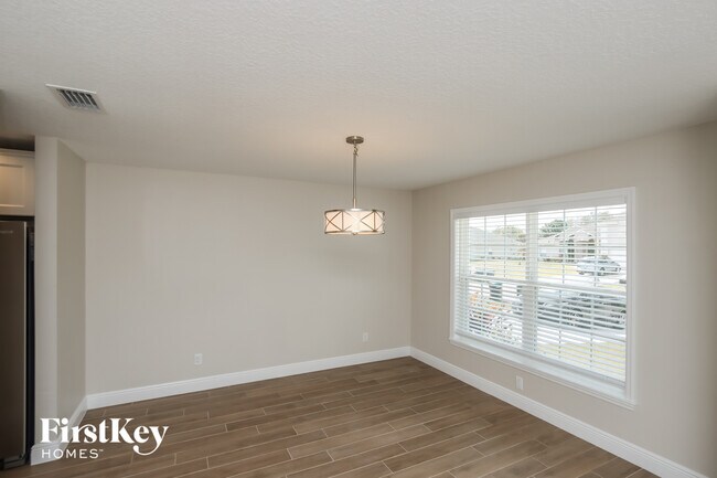 Photo - 249 Bordeaux Ave NE