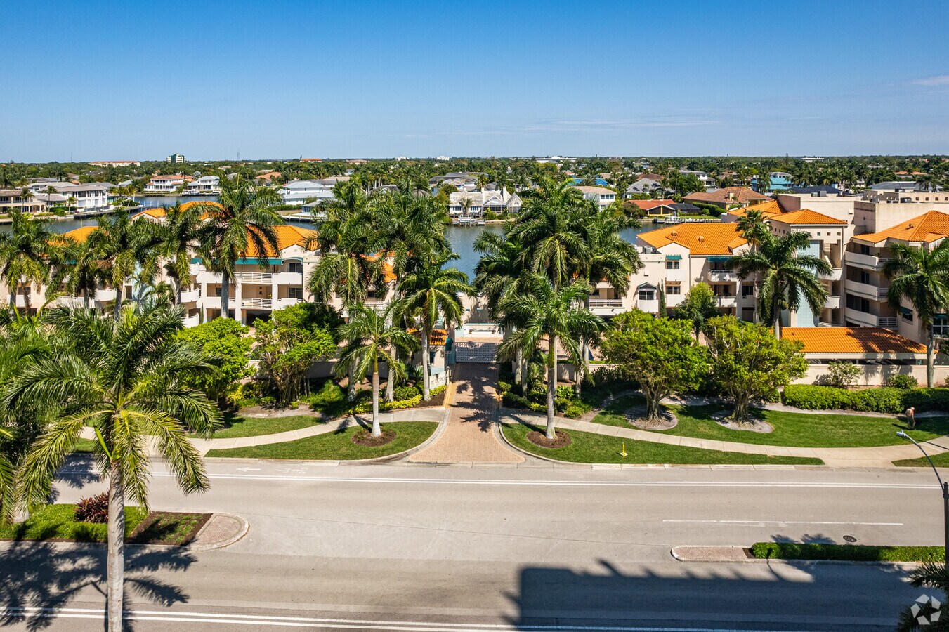 Entrada al complejo - Tropics on Venetian Bay