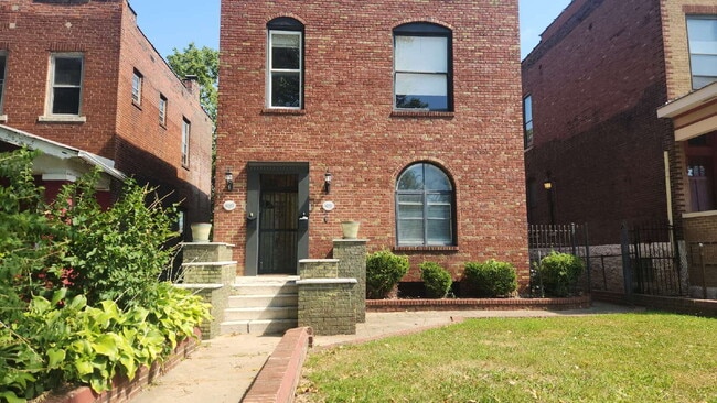 Building Photo - "Charming Cozy 3-Bedroom Duplex on Enright... Rental