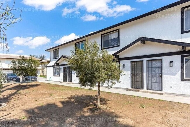 Photo - Townhouse. 2 bedrooms 1.5 bath call ASK AB...