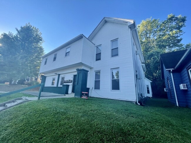 Building Photo - 416 E 2nd St Rental
