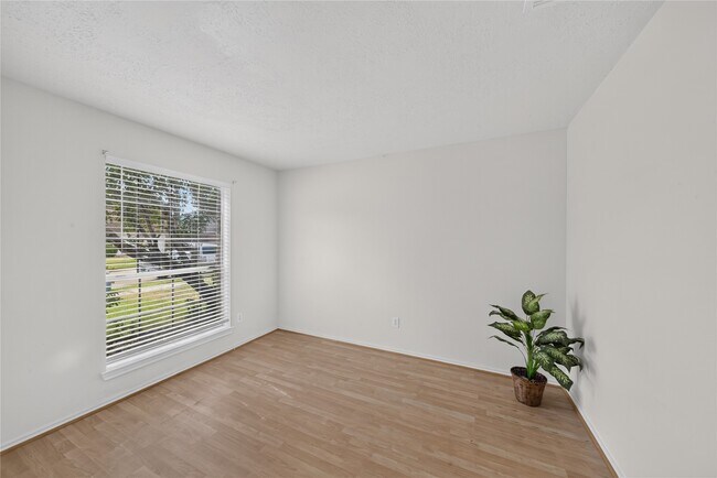 Building Photo - 22522 Holly Lake Dr