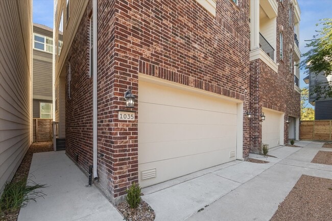 Building Photo - 1033 W 17th St Rental
