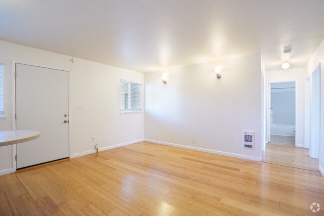3BR, 1BA - 890SF - Living Room