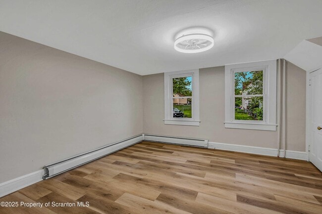 Photo - 918 Maple St