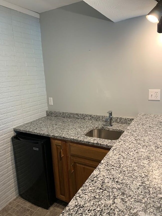 Building Photo - Spacious 3 bedroom 3.5 Baths 2 Home Office...