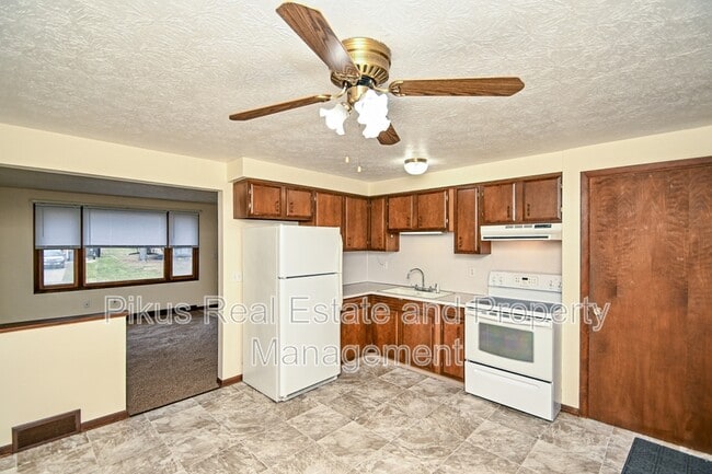 Photo - 1618 Clearbrook Rd NW