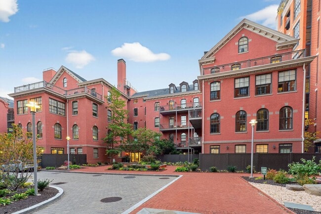 Building Photo - Available Now! High End 2 Bed 2 Bath in Lu... Unit 209