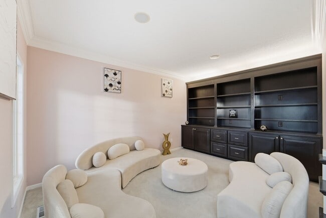 Photo - TIMELESS COMFORT!! 4 Bedroom, 4 Bathroom Home in Urbandale!