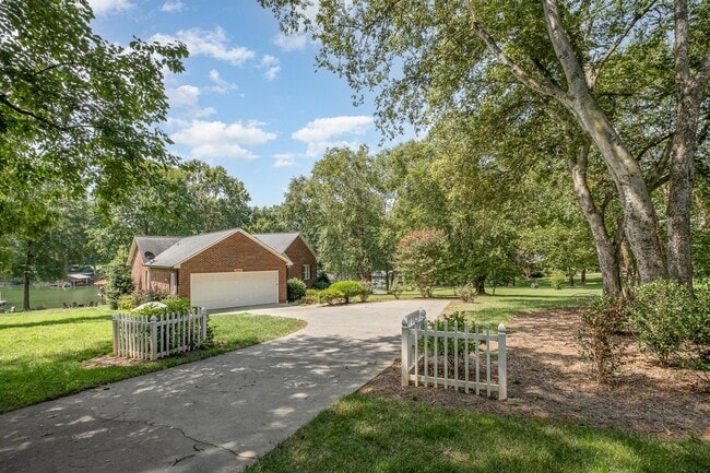 Building Photo - Waterfront– Fully Furnished on Lake Norman... Rental