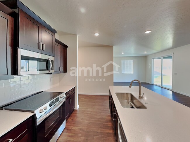 Photo - 1565 N Barkvine Ave