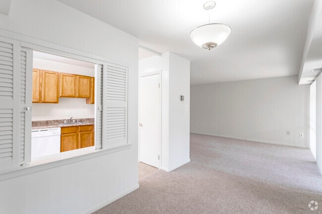 2 BR, 1 BA - 920 SF
