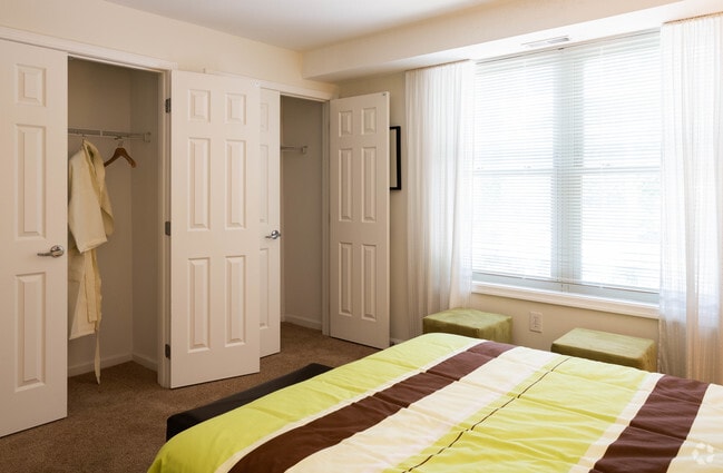 2BR, 2BA - 1020 SF