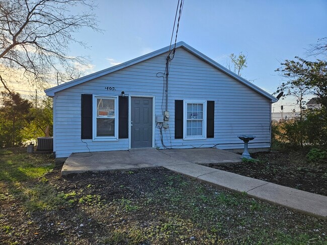 Building Photo - 462 S College St Rental