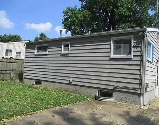 Photo - 7737 Clevedon St