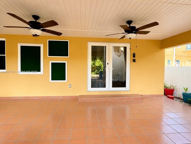 Photo - 985 SW 10th St Unit 3