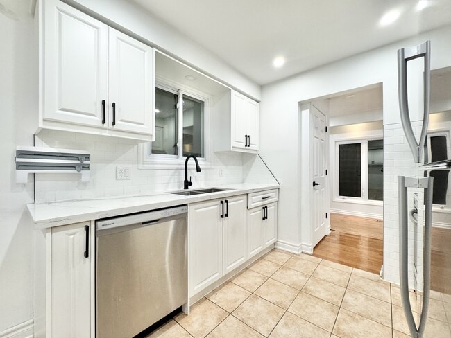 Building Photo - 14 Harbour Heights Ln Unit UPPER