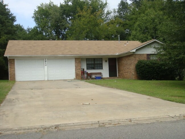 Photo - 1910 University Dr Casa