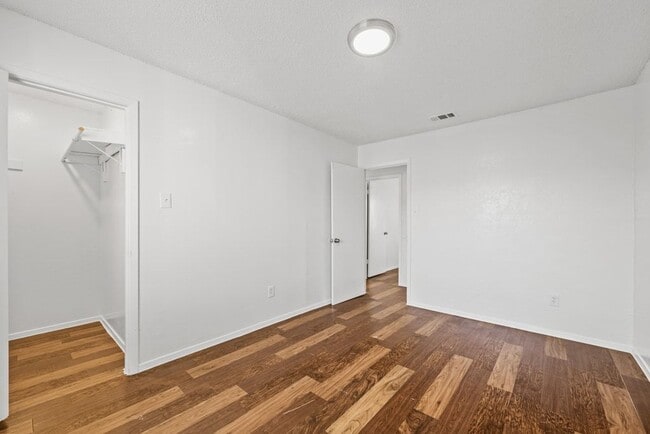 2 bedrooms clean neat - 6913 Wentworth Dr Unit #C