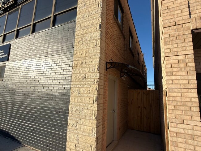 Building Photo - 6240 W Belmont Ave Unit 102