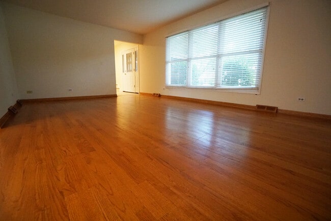 Photo - 6S546 Sussex Rd