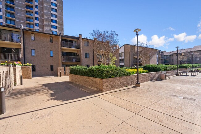 Photo - 102 Monroe St