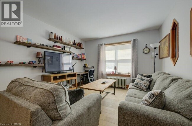 Photo - 208 Ottawa Street S